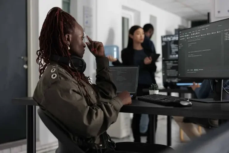 Uma pessoa pensando para fazer um site