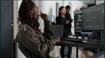 Pessoa trabalhando com criação de sites