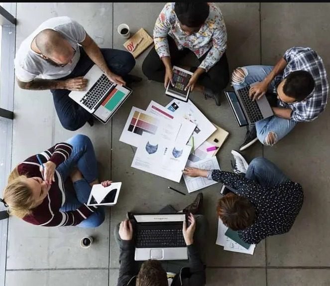 Grupo de pessoas criando sites